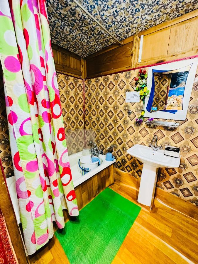 Houseboat New Retreat Group Bed and Breakfast Srīnagar Buitenkant foto