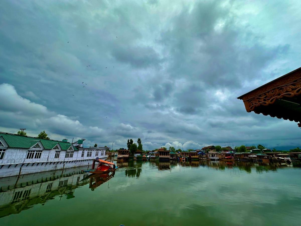Houseboat New Retreat Group Bed and Breakfast Srīnagar Buitenkant foto