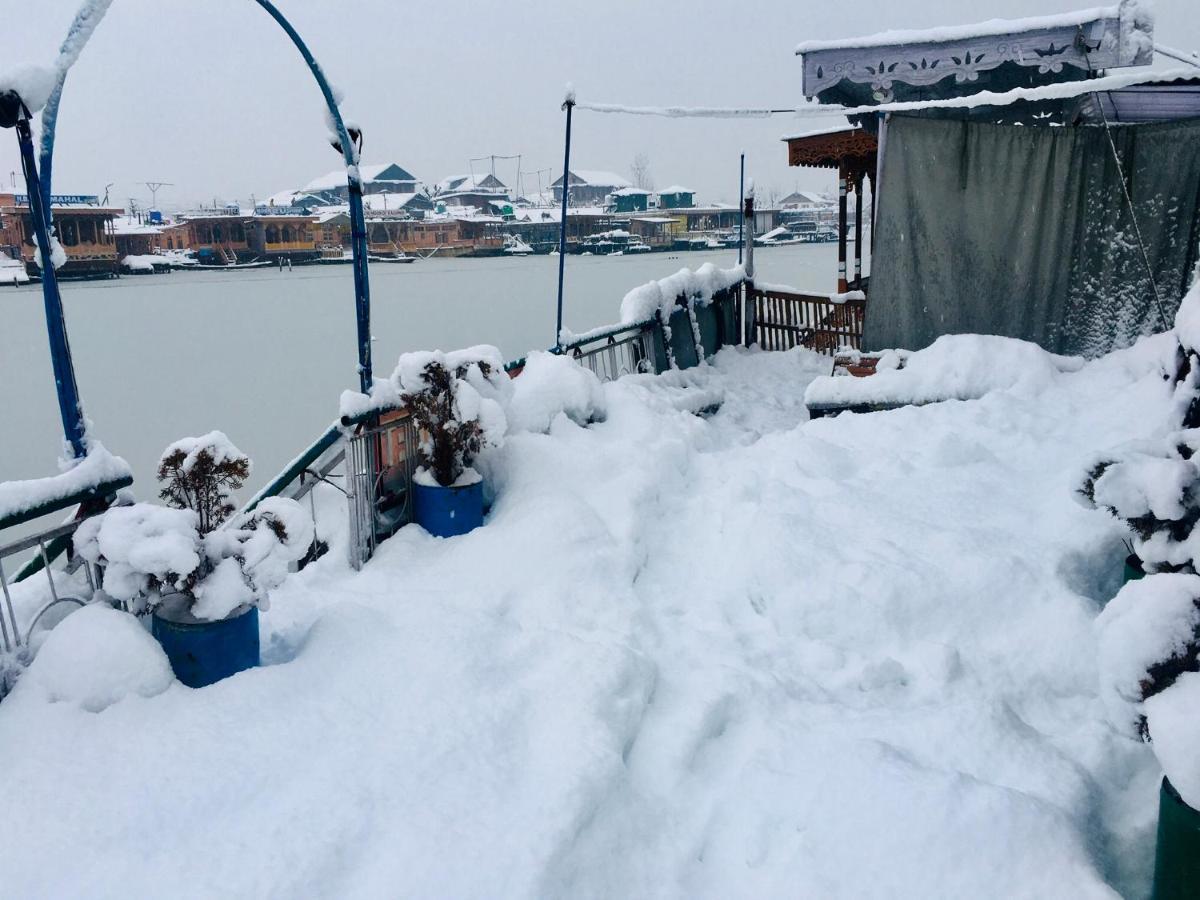 Houseboat New Retreat Group Bed and Breakfast Srīnagar Buitenkant foto
